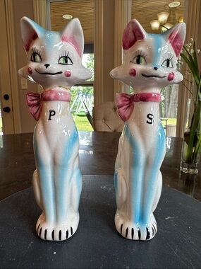 Vintage TallBoy Salt and Pepper shakers Cats Bows